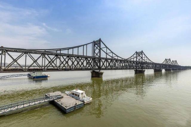 丹东鸭绿江大桥简介与历史,鸭绿江断桥的历史故事.