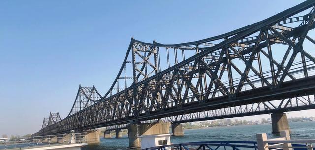 丹东鸭绿江大桥简介与历史,鸭绿江断桥的历史故事.
